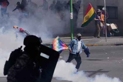Bolivia: Policía usa gases lacrimógenos contra manifestantes por intentar retomar los bloqueos (VIDEOS)