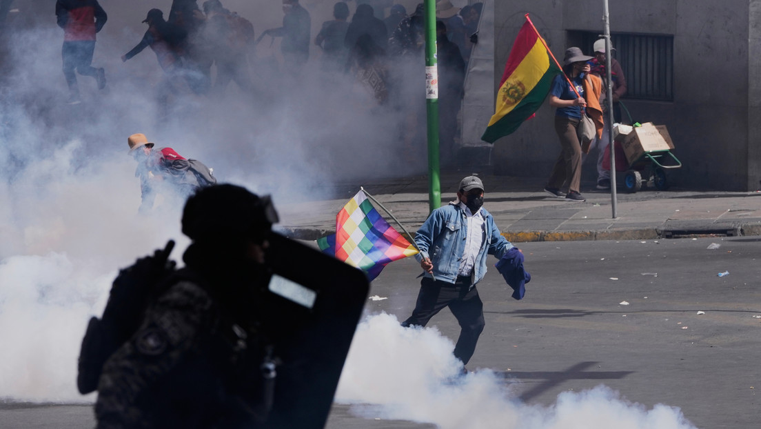 Bolivia: Policía usa gases lacrimógenos contra manifestantes por intentar retomar los bloqueos (VIDEOS)