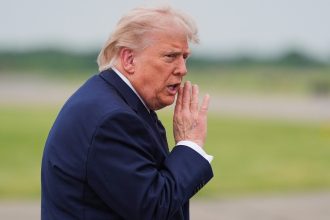 "50/50": Trump no descarta "hacer volar por los aires" a Irán