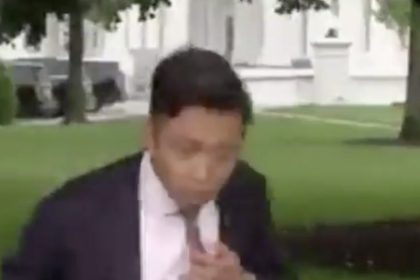 Reportero huye tras escuchar disparos cerca de la Casa Blanca (VIDEO)