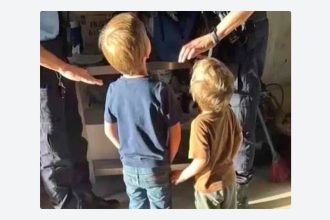 Abandona a sus dos hijos pequeños a más de 2.000 kilómetros de casa (VIDEO)