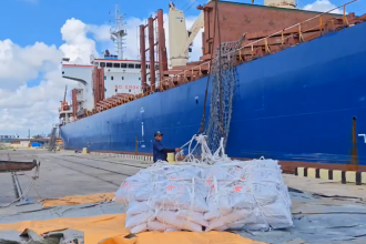 "Fraternidad y solidaridad": China entrega un nuevo lote de ayuda humanitaria a Cuba (VIDEO)