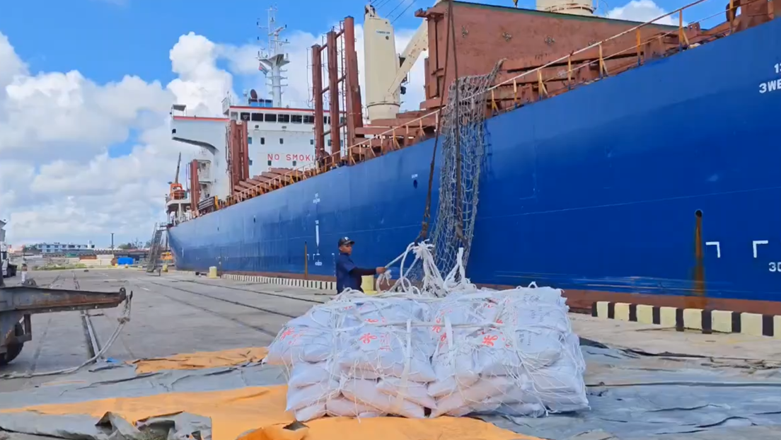"Fraternidad y solidaridad": China entrega un nuevo lote de ayuda humanitaria a Cuba (VIDEO)