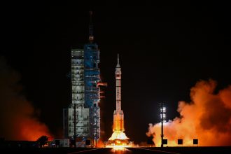 China lanza una misión tripulada a su estación espacial (VIDEO)