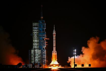 China lanza una misión tripulada a su estación espacial (VIDEO)