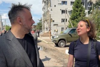 "¿Qué impresiones tiene?": Periodista occidental esquiva preguntas sobre el atentado de Kiev contra jóvenes (VIDEO)