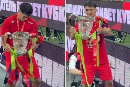 VIDEO: Momento de torpeza épica de un futbolista al recibir el trofeo