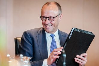 Enviado del Kremlin le sugiere a Merz qué hacer para "tener éxito"