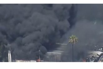 VIDEO: Gigantesco incendio fuerza confinamiento de residentes en Los Ángeles