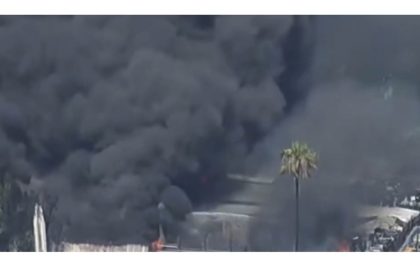 VIDEO: Gigantesco incendio fuerza confinamiento de residentes en Los Ángeles