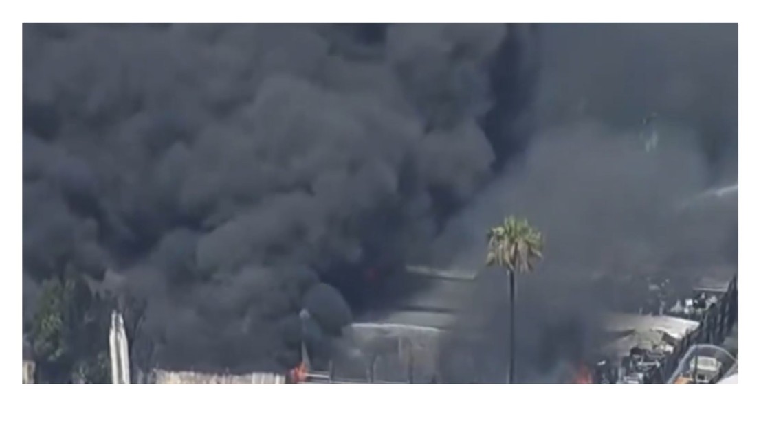 VIDEO: Gigantesco incendio fuerza confinamiento de residentes en Los Ángeles