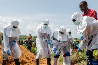 Misiones humanitarias culpan a EE.UU. ante el peligroso brote del ébola sin tratamiento