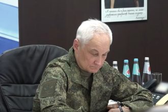 Ministro de Defensa de Rusia conoce de primera mano drones modernizados por soldados rusos en el frente