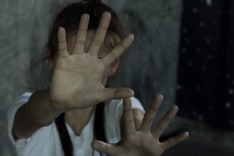Piden 10 años de prisión para sexagenario que drogaba y prostituía a su esposa con 120 hombres