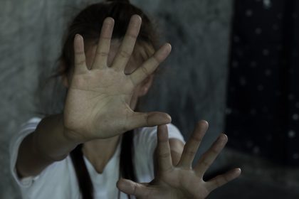Piden 10 años de prisión para sexagenario que drogaba y prostituía a su esposa con 120 hombres