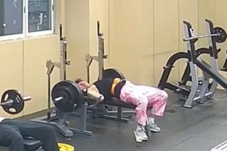 Segundos de pánico en el gimnasio: hombre queda atrapado bajo una pesada barra (VIDEO)