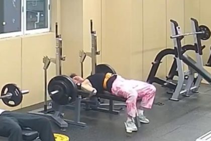 Segundos de pánico en el gimnasio: hombre queda atrapado bajo una pesada barra (VIDEO)