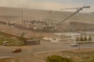 Fuertes vientos derriban una grúa en plena obra (VIDEO)