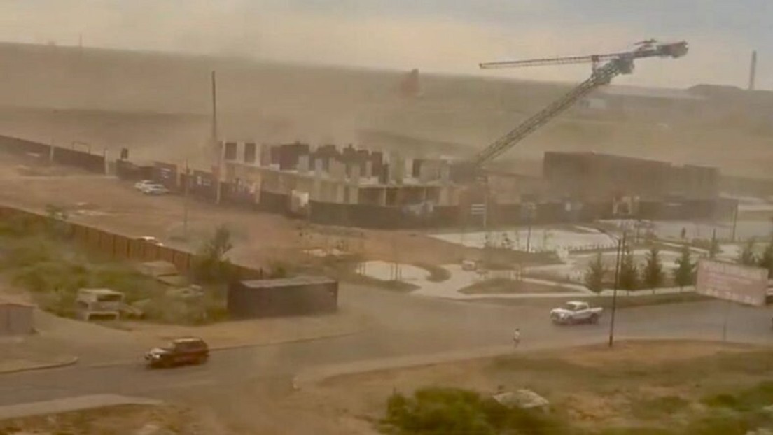 Fuertes vientos derriban una grúa en plena obra (VIDEO)