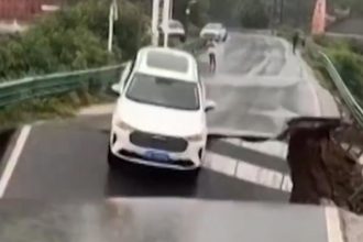 VIDEO: El dramático momento en que un puente colapsa y arrastra un coche hacia un río revuelto
