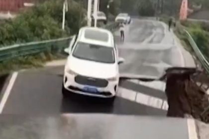 VIDEO: El dramático momento en que un puente colapsa y arrastra un coche hacia un río revuelto
