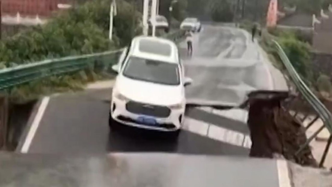 VIDEO: El dramático momento en que un puente colapsa y arrastra un coche hacia un río revuelto