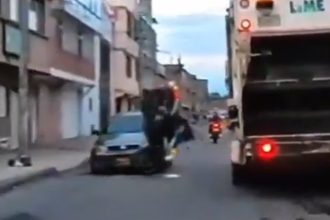 VIDEO: Motociclista intenta pasar un camión de basura y choca de frente contra otro vehículo