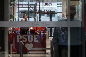 La Guardia Civil registra la sede central del partido de Pedro Sánchez por una trama de corrupción