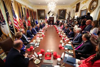 Trump sobre un eventual acuerdo con Irán: O hay trato "o terminamos el trabajo"