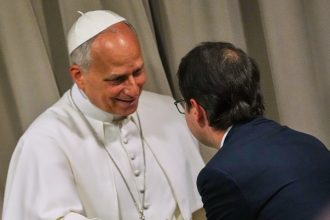 ¿Por qué el papa se alió con un ateo pionero de la IA en su 'cruzada' por regularla?