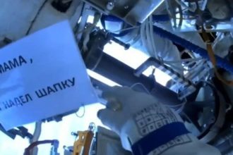 FOTO: El tierno mensaje con el que un cosmonauta ruso intenta tranquilizar a su madre desde el espacio