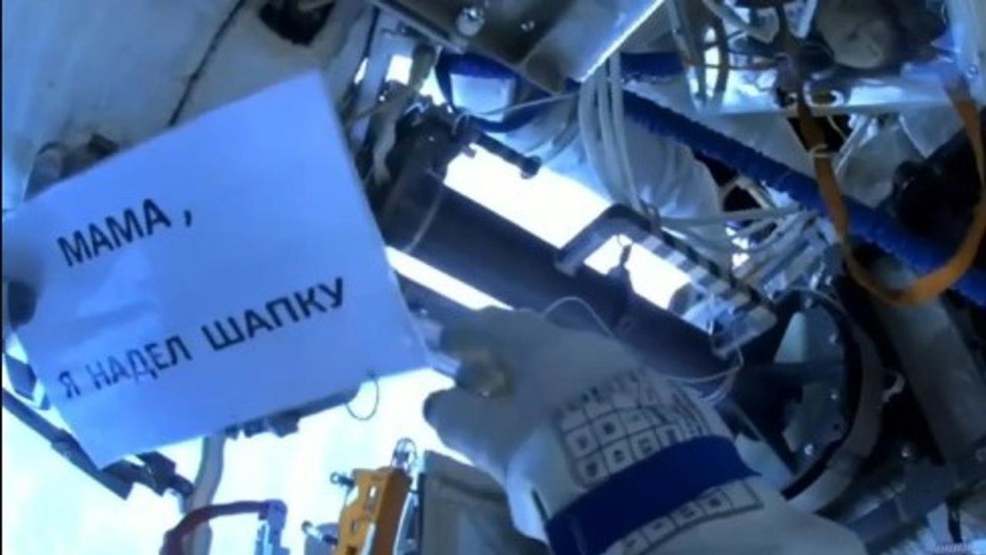 FOTO: El tierno mensaje con el que un cosmonauta ruso intenta tranquilizar a su madre desde el espacio