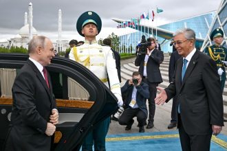 Presidente kazajo recibe a Putin en el Palacio de la Independencia