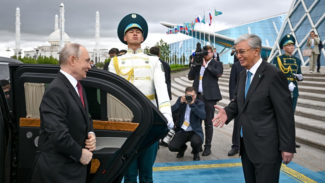 Presidente kazajo recibe a Putin en el Palacio de la Independencia