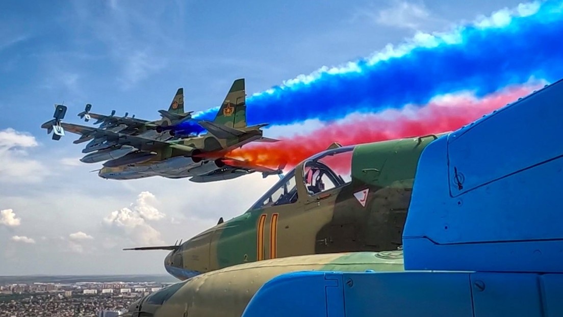 Tricolor ruso en el aire y gran caravana: la solemne bienvenida de Putin en Kazajistán, en VIDEOS