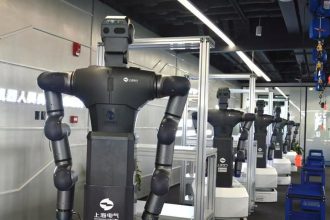 China inaugurará una escuela para robots humanoides