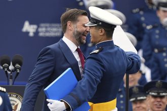 VIDEO: El sorpresivo y viral festejo de Vance con un cadete en su graduación
