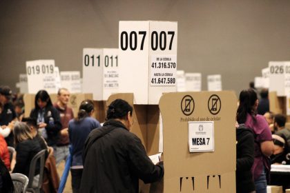Colombianos acuden a las urnas para elegir al nuevo presidente