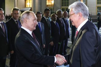 El presidente kazajo se despide de Putin en el aeropuerto antes de su partida hacia Rusia (VIDEO)