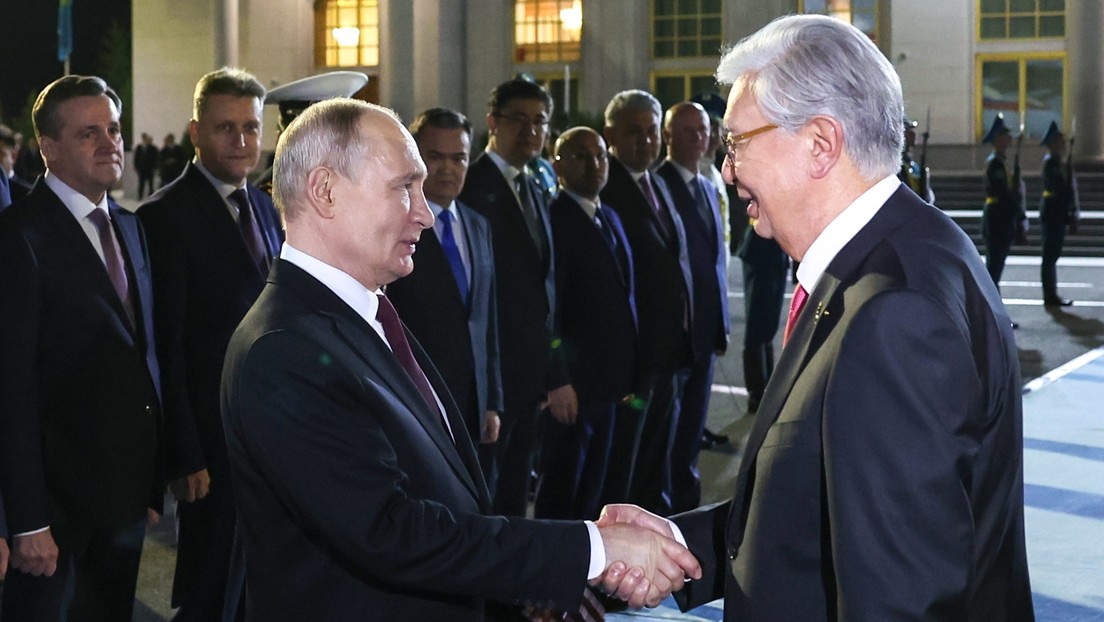 El presidente kazajo se despide de Putin en el aeropuerto antes de su partida hacia Rusia (VIDEO)