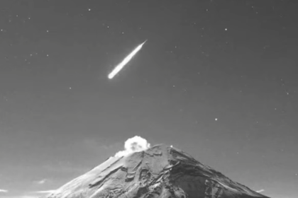 VIDEO: Captan estrella fugaz sobre el volcán Popocatépetl