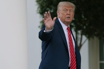 Trump al papa: "Alguien debería explicarle que Irán no puede tener un arma nuclear"