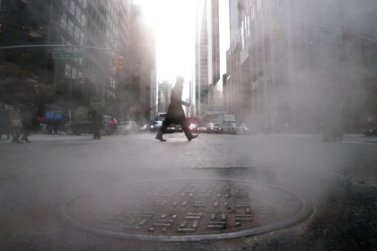 Alarma en Nueva York por hombres que emergen de alcantarillas en plena noche (VIDEO)