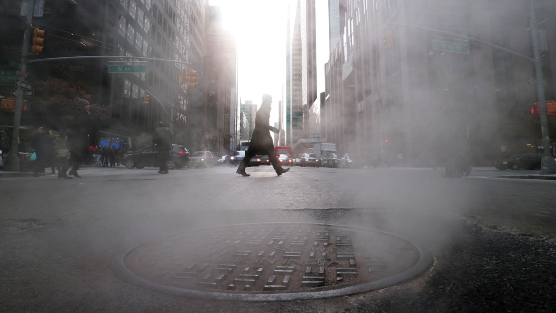 Alarma en Nueva York por hombres que emergen de alcantarillas en plena noche (VIDEO)