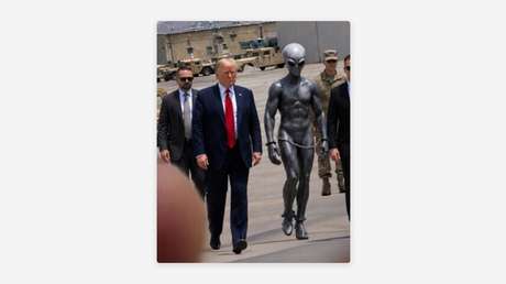 FOTO: Trump sorprende con una imagen suya con un 'alien' esposado