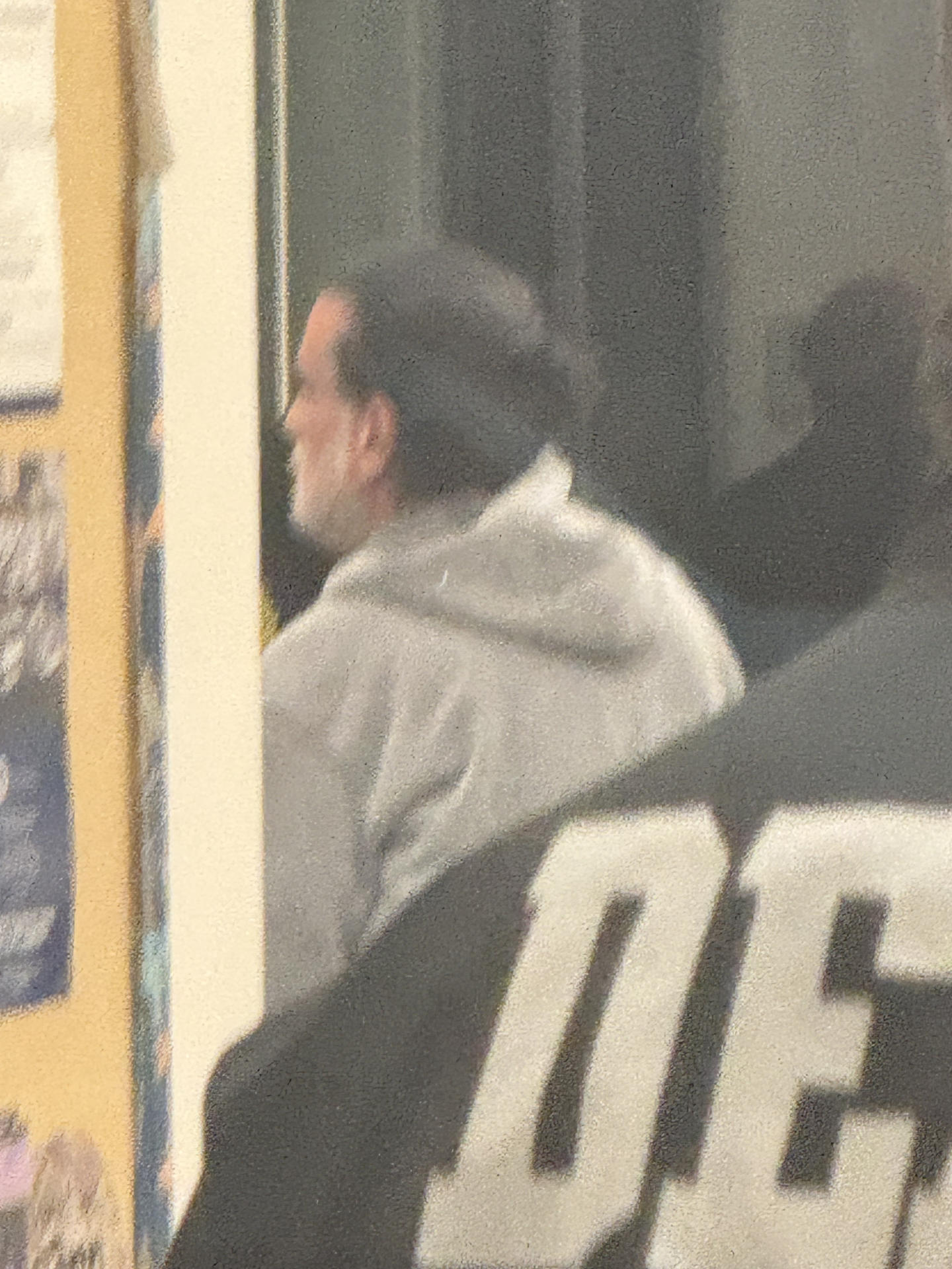 Fotografía del colombiano Alex Saab escoltado por agentes de la DEA a su llegada este sábado, al aeropuerto de Opa-locka, en el condado de Miami-Dade 