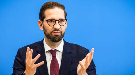 Portavoz del Gobierno alemán se niega a responder quién liberó a Alemania del nazismo (VIDEO)