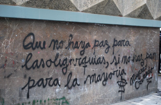 Cita grafiteada por manifestantes que dice: