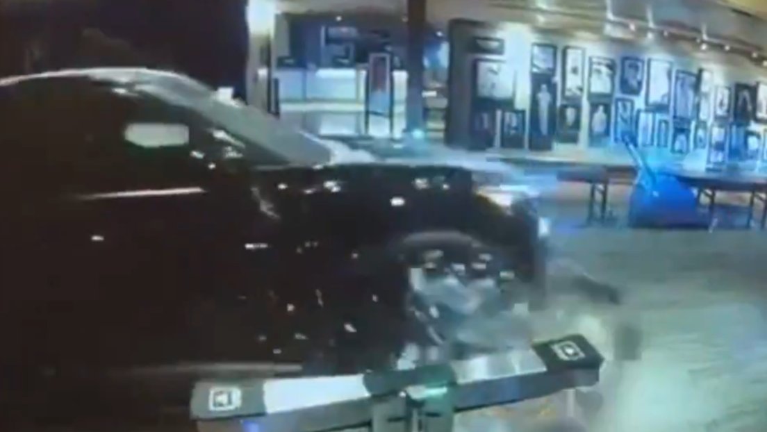 VIDEO: Momento en que un coche cargado con explosivos embiste contra un club deportivo en EE.UU