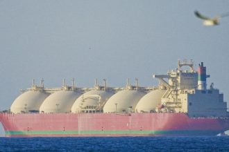 Un aliado de EE.UU. del Golfo confirma que su petrolero fue alcanzado por drones iraníes